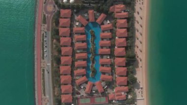 Jumeirah Sahili 'ndeki Four Seasons Resort Dubai (dikey manzara). İnsansız hava aracı tarafından filme alındı.