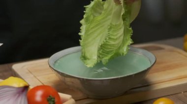 Profesyonel şef lahana yapraklarını hazırlar ve yıkar. Yavaş çekim