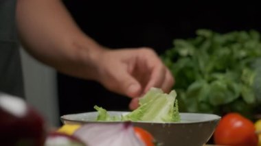 Profesyonel şef lahana yapraklarını hazırlar ve yıkar. Yavaş çekim