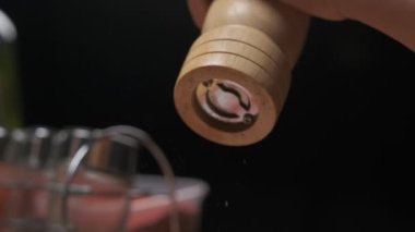 Profesyonel şef biberli tavuk fileto biftek, el biberi değirmeninden, yavaş çekim kapatın..