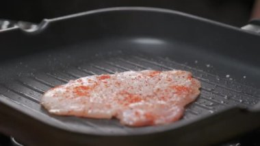 Profesyonel şef ızgara tavuk filetosunu kapat. Yavaş çekim