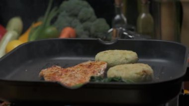 Profesyonel şef ızgara tavuk filetosunu kapat. Yavaş çekim