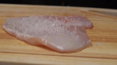 Profesyonel şef biberli tavuk fileto biftek, el biberi değirmeninden, yavaş çekim kapatın..