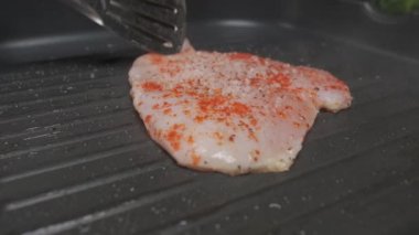 Profesyonel şef ızgara tavuk filetosunu kapat. Yavaş çekim