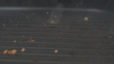 Profesyonel şef ızgara tavuk filetosunu kapat. Yavaş çekim