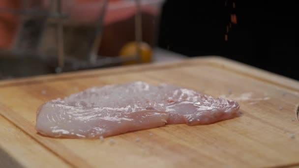 Chef Profissional Prepara Filé Frango Antes Fritar Fechar Câmera Lenta — Vídeo de Stock