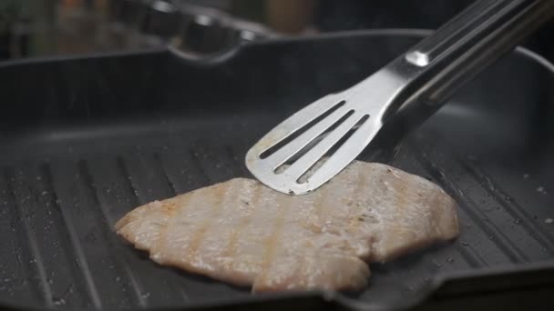 Close Profissional Chef Grelhar Filé Frango Movimento Lento — Vídeo de Stock