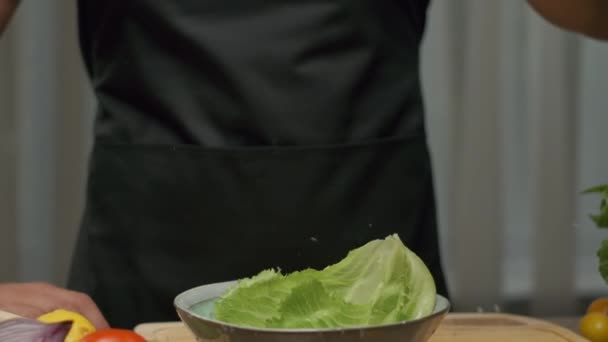 Profesionální Kuchař Připravuje Myje Listy Zelí Zpomalený Pohyb — Stock video