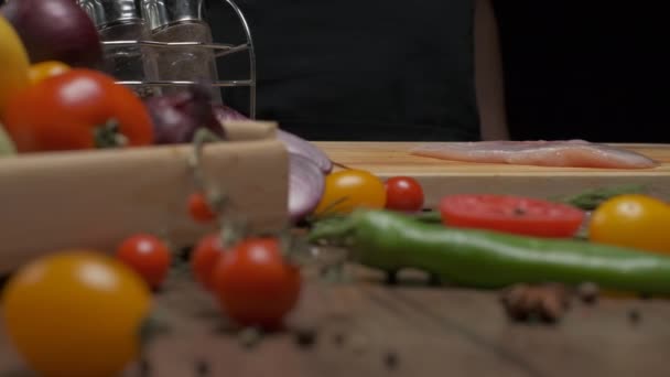 Ein Professioneller Koch Bereitet Das Hähnchenfiletsteak Vor Dem Braten Zeitlupe — Stockvideo