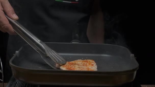 Close Profissional Chef Grelhar Filé Frango Movimento Lento — Vídeo de Stock