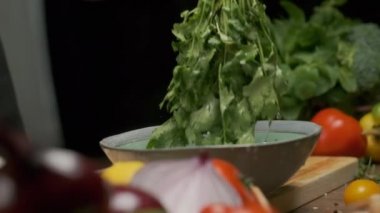 Profesyonel şef kişniş yapraklarını yıkar ve hazırlar. Ağır çekimde kapat.