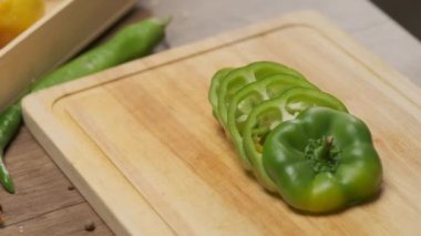 Profesyonel şef yeşil dolmalık biber hazırlar ve keser. Ağır çekimde kapat
