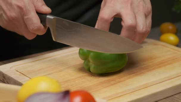 Professioneller Koch Bereitet Und Schneidet Grüne Paprika Zeitlupe Großaufnahme — Stockvideo