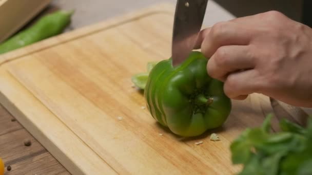 Professioneller Koch Bereitet Und Schneidet Grüne Paprika Zeitlupe Großaufnahme — Stockvideo