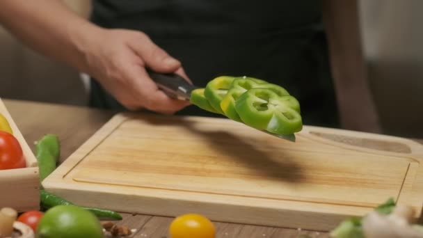 Chef Profesional Prepara Corta Pimiento Verde Primer Plano Cámara Lenta — Vídeos de Stock