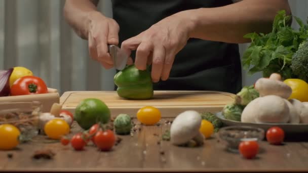 Professional Chef Prepares Cuts Green Bell Pepper Close Slow Motion — Stock Video