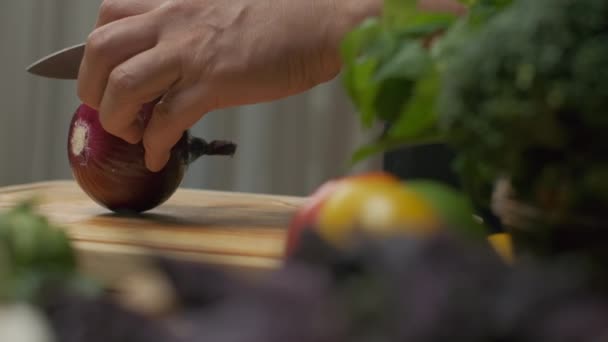 Chef Profissional Prepara Corta Cebola Vermelha Fechar Câmera Lenta — Vídeo de Stock