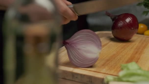 Profesionální Kuchař Připravuje Krájí Červenou Cibuli Zavřít Zpomalený Pohyb — Stock video