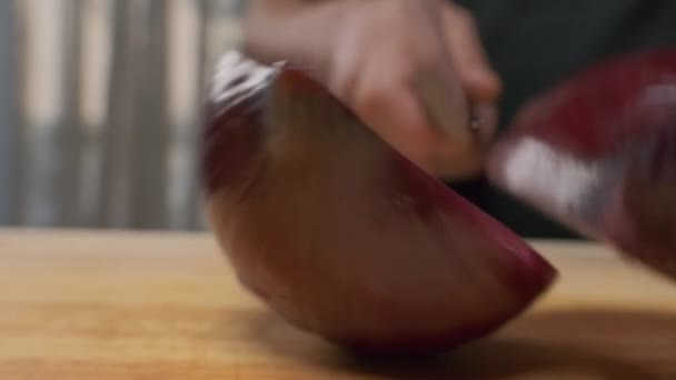 Profesionální Kuchař Připravuje Krájí Červenou Cibuli Zavřít Zpomalený Pohyb — Stock video