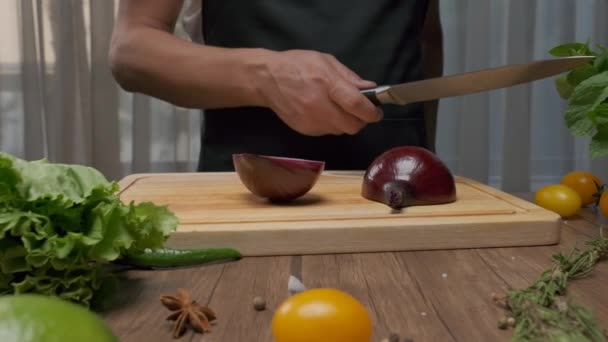 Professionele Chef Bereidt Snijdt Rode Sluiten Slow Motion — Stockvideo