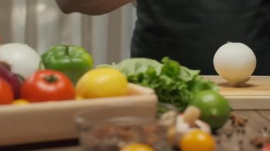 Profesyonel şef beyaz soğan hazırlar ve keser. Ağır çekimde kapat