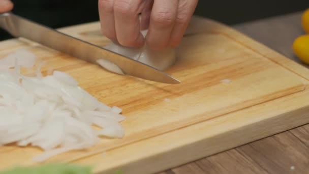 Chef Profissional Prepara Corta Cebola Branca Fechar Câmera Lenta — Vídeo de Stock