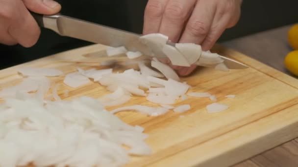 Profi Koch Bereitet Und Schneidet Weiße Zwiebeln Zeitlupe Großaufnahme — Stockvideo