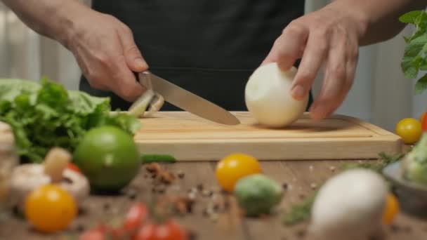 Chef Profissional Prepara Corta Cebola Branca Fechar Câmera Lenta — Vídeo de Stock