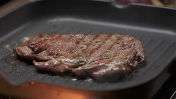 Close Profissional Chef Grelhar Filé Carne Movimento Lento — Vídeo de Stock