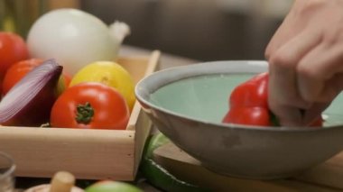 Profesyonel şef kırmızı ve yeşil dolmalık biber hazırlar. Ağır çekimde kapat