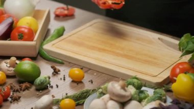 Profesyonel şef kırmızı ve yeşil dolmalık biber hazırlar. Ağır çekimde kapat