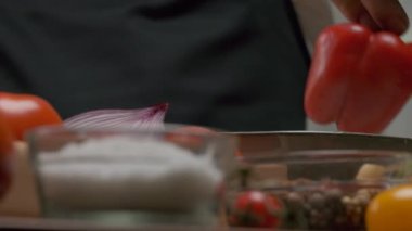 Profesyonel şef kırmızı ve yeşil dolmalık biber hazırlar. Ağır çekimde kapat