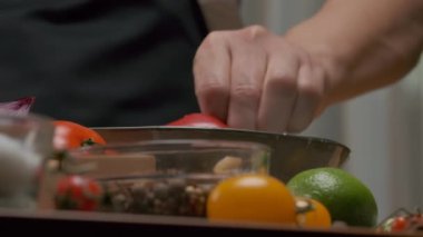 Profesyonel şef kırmızı ve yeşil dolmalık biber hazırlar. Ağır çekimde kapat