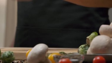 Profesyonel şef kırmızı ve yeşil dolmalık biber hazırlar. Ağır çekimde kapat