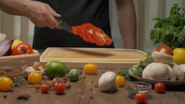 Profesyonel şef kırmızı ve yeşil dolmalık biber hazırlar. Ağır çekimde kapat