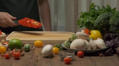 Profesyonel şef kırmızı ve yeşil dolmalık biber hazırlar. Ağır çekimde kapat