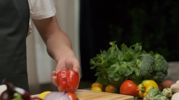 Chef Professionista Prepara Peperoni Rossi Verdi Close Rallentatore — Video Stock