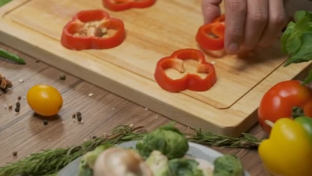 Professioneller Koch Bereitet Rote Und Grüne Paprika Zeitlupe Großaufnahme — Stockvideo