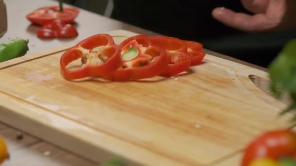 Professioneller Koch Bereitet Rote Und Grüne Paprika Zeitlupe Großaufnahme — Stockvideo