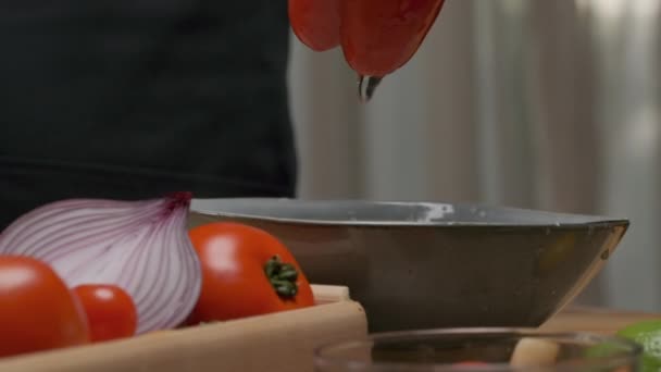 Profesionální Kuchař Připravuje Červenou Zelenou Papričku Zavřít Zpomalený Pohyb — Stock video
