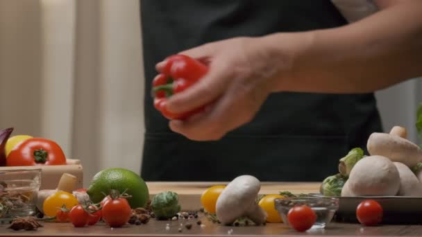 Chef Profissional Prepara Pimentão Vermelho Verde Fechar Câmera Lenta — Vídeo de Stock