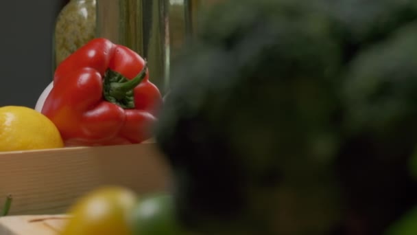 专业厨师准备红椒和青椒 闭合慢动作 — 图库视频影像