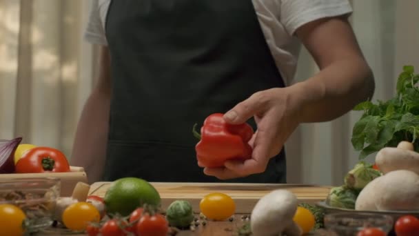 Professionele Chef Bereidt Rode Groene Paprika Sluiten Slow Motion — Stockvideo