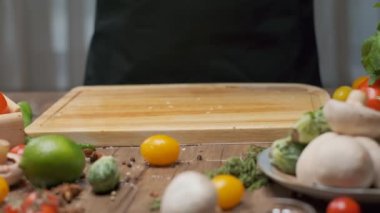 Profesyonel şef ızgarada kırmızı balık filetosu pişiriyor. Yavaş çekim