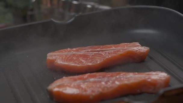Zamknij Profesjonalnego Szefa Kuchni Grillując Czerwony Stek Filet Rybny Zwolniony — Wideo stockowe