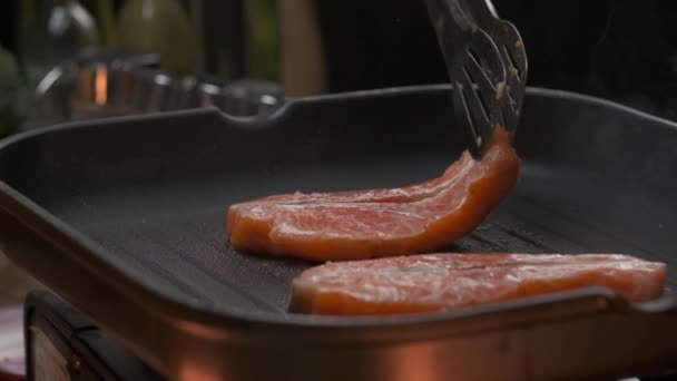 近餐专业厨师烤红鱼片牛排 慢动作 — 图库视频影像