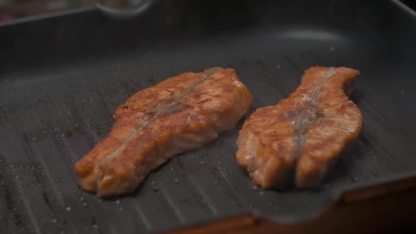 Chiudi Chef Professionista Grigliare Bistecca Filetto Pesce Rosso Rallentatore — Video Stock