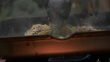 Profesyonel şef ızgarada balık filetosu pişiriyor. Yavaş çekim