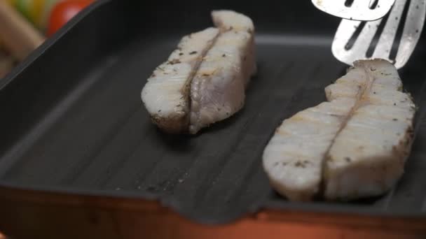 Close Chef Profissional Grelhar Filé Peixe Branco Movimento Lento — Vídeo de Stock