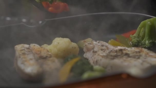 Close Chef Profissional Grelhar Filé Peixe Branco Movimento Lento — Vídeo de Stock